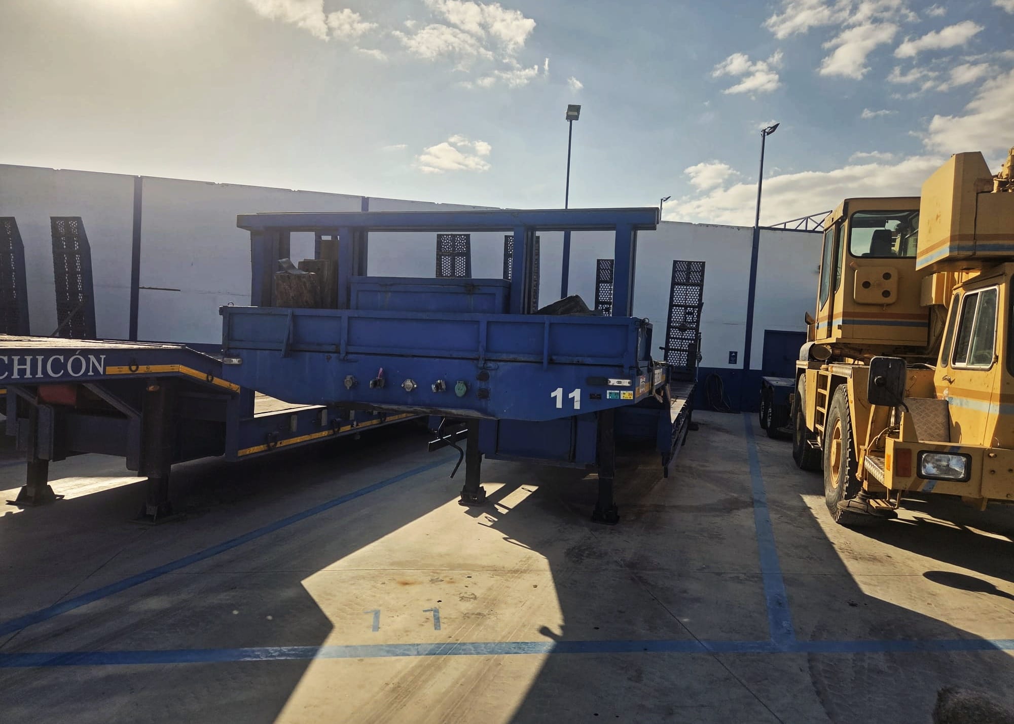 Detalle de góndola de 4 ejes preparada para transporte de maquinaria pesada