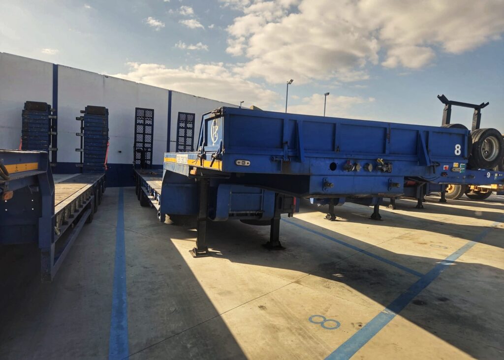 Góndola de 4 ejes vendida por Chicón Trailer preparada para transporte de maquinaria pesada